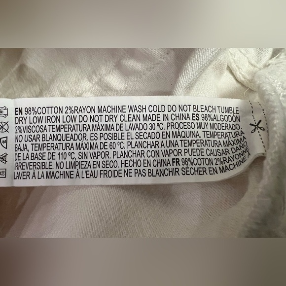 Forever 21 White High-Rise Distressed Raw Hem Denim Shorts - Size 28 - Picture 4 of 6